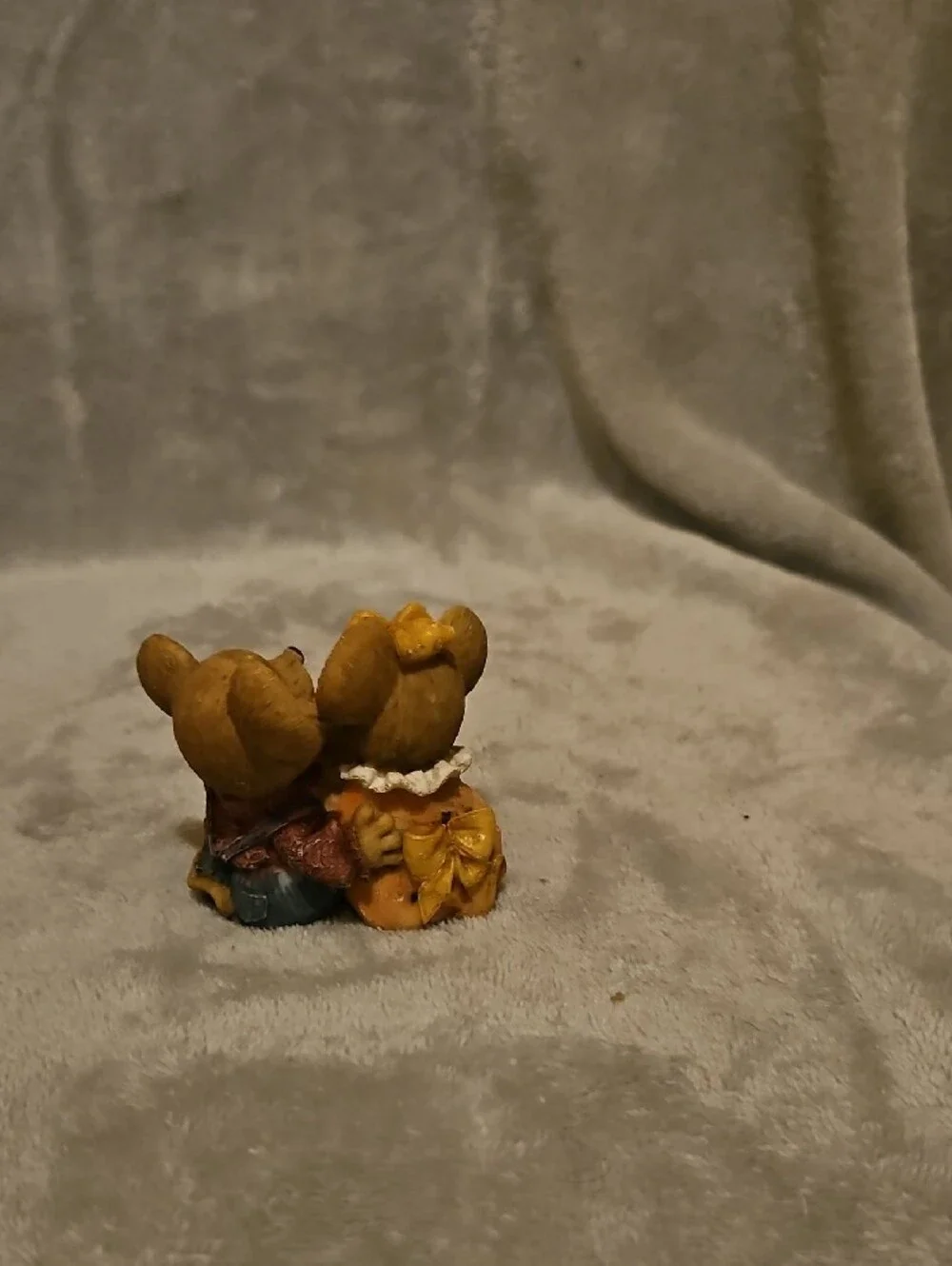 Brown Mouse Couple Figurine with Red Bouquet - Decorative Small Pet Accessory